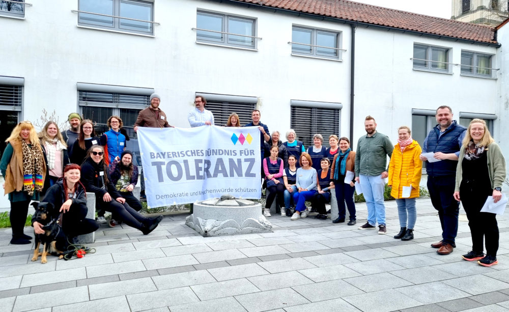 Die Belegschaft der Landvolkshochschule Niederalteich und die niederbayerischen Gemeindejugendpfleger*innen stehen gemeinsam vor der LVHS mit dem Banner des Bayerischen Bündniss für Toleranz.