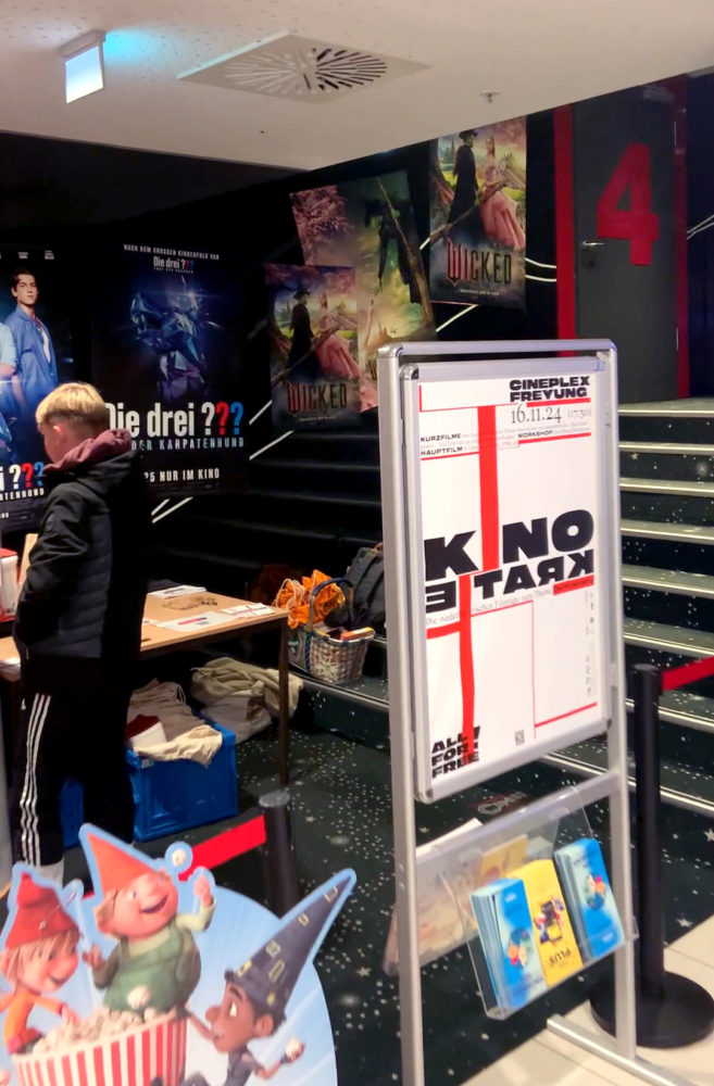 Im Cineplex Freyung steht ein Plakataufsteller mit dem Plakat der Kinokratie.