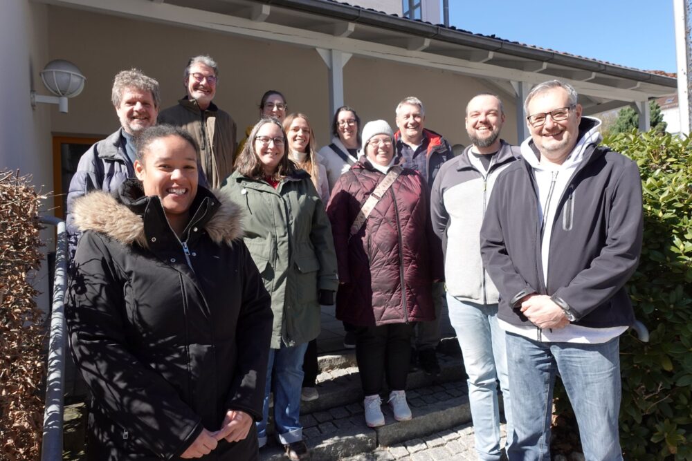 Gruppenbild mit den Geschäftsführern und Geschäftsführerinnen der niederbayerischen Stadt- und Kreisjugendringe