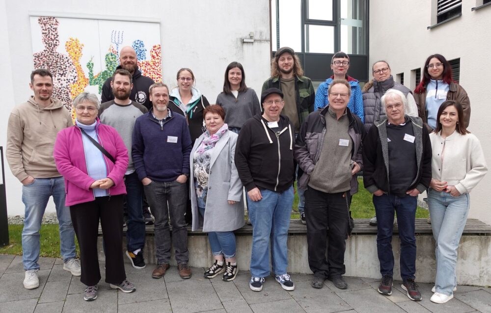 Gruppenbild der Teilnehmer:innen und des Referenten an der Tagung für hauptamtliche Jugenzentrums Mitarbeiter:innen