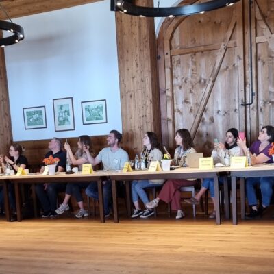 Teilaufnahme der Delegation von der Vollversammlung am 10.05.2025 im großen Saal im Trachtenkulturzentrum Holzhausen