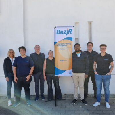 Gruppenbild vom gesamten neuen Vorstand und Bezirksrätin Renate Wasmeier