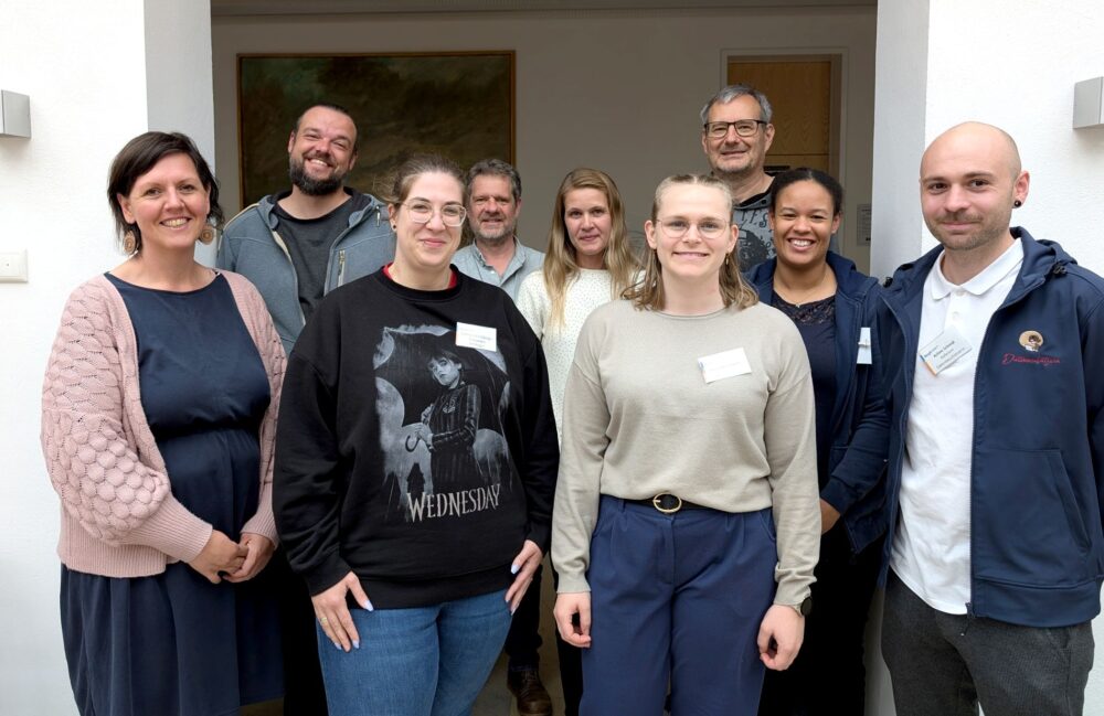 Gruppenbild der Teilnehmer:innen am Datenschutzworkshop mit dem Referenten der Datenbeschützerin Achim Schmäl