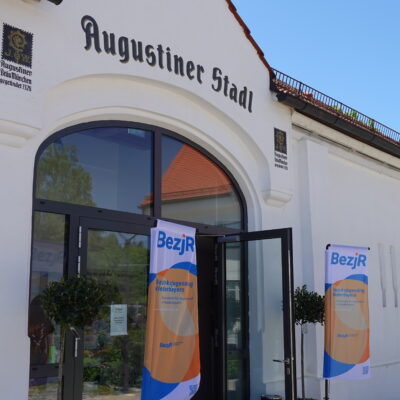 Außenansicht vom Eingang in den Augustiner Stadl vom Trachtenkulturzentrum Holzhausen