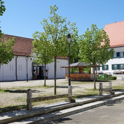 Außenaufnahme des Innenhofs vom Trachtenkulturzentrum Holzhausen
