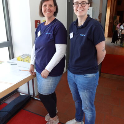 Stellvertr. Vorsitzende Lea Schröter und Sachbearbeiterin Sabine Ott stehen beim Empfang der Delegierten im Trachtenkulturzentrum Holzhausen