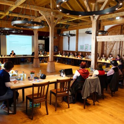 Gesamtaufnahme aller Delegierten im Saal des Trachtenkulturzentrums Holzhausen