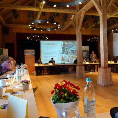 Gesamtaufnahme der Delegation im Saal des Trachtenkulturzentrums Holzhausen