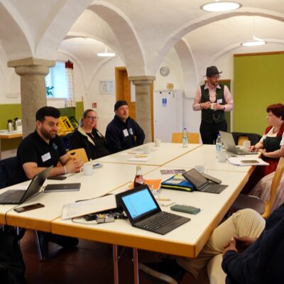 Teilnehmer und Teilnehmerinnen der Jungedverbändetagung sitzen am Besprechungstisch