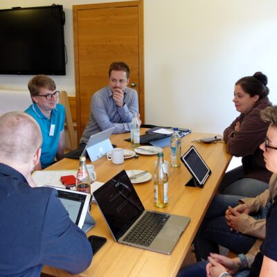 Teilnehmer und Teilnehmerinnen der Jugendringetagung sitzen am Besprechungstisch