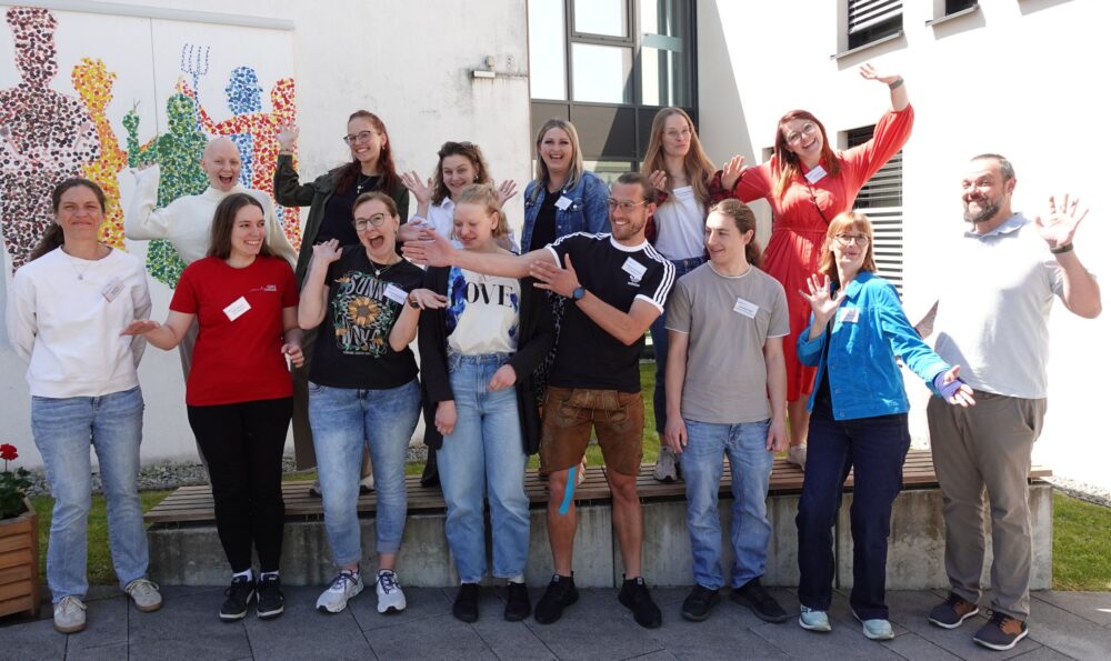 Gruppenfoto der pädagogischen Mitarbeiter und Mitarbeiterinnen mit der Referentin vom BJR Beate Steinbach