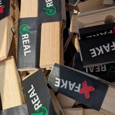 Wäscheklammern mit Fake oder Real Aufschrift