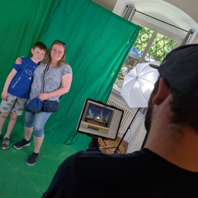 Teilnehmende vor Greenscreen