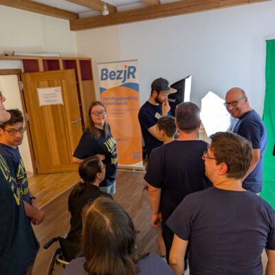 Teilnehmende vor Greenscreen