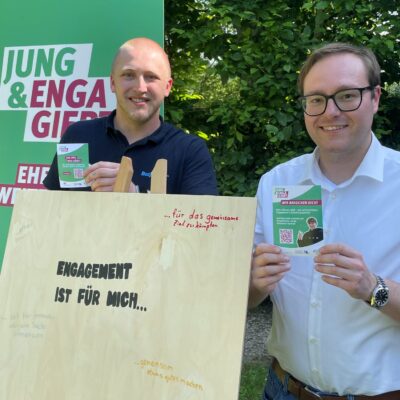 Vorsitzender Johannes Schlieter mit BJR-Präsident Philipp Seitz vor einem Roll-Up mit Jung&Engagiert