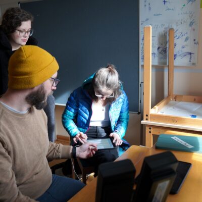 Workshop mit 3 Teilnehmer*innen an Tablets