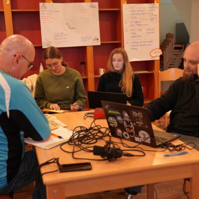 Arbeitsrunde mit 5 Teilnehmer*innen an der MedieXplorED