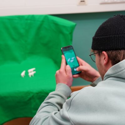 Ein Teilnehmer arbeitet mit Greenscreen an seinem Smartphone