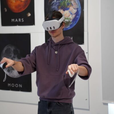 Ein Teilnehmer testet die VR-Brille