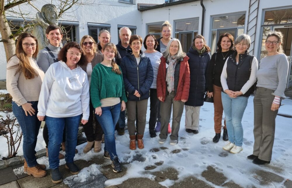 Gruppenbild der Teilnehmenden an der Sachbearbeiter:innen-Tagung mit der Referentin Alexandra Graßler