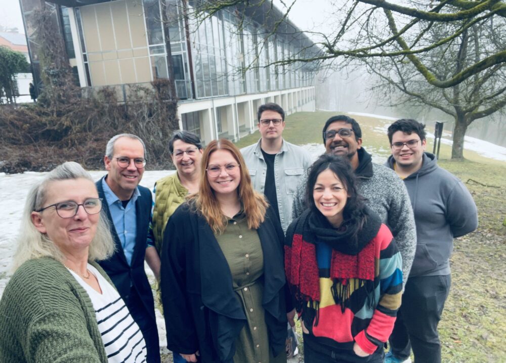 Gruppenbild aller Teilnehmer und Teilnehmerinnen und Referent Martin Holzner an der Vorstands-Klausur in Windberg