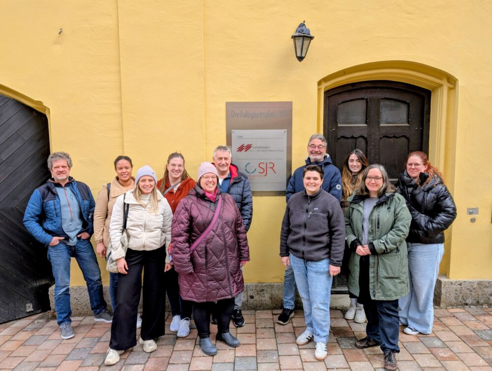 Gruppenbild der Geschäftsführer*innen vor dem Eingang des Stadtjugendring Landshut