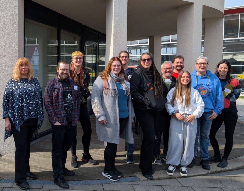 Gruppenbild vor der Landvolkshochschule Niederalteich der Teilnehmenden an der GemJA Tagung