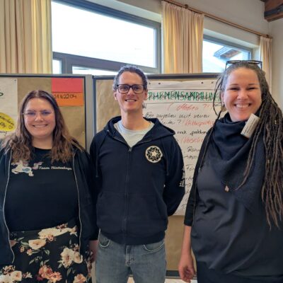 Petra Kohlhofer, Philipp Bayer und Alexandra Dittrich vor den Pinnwänden