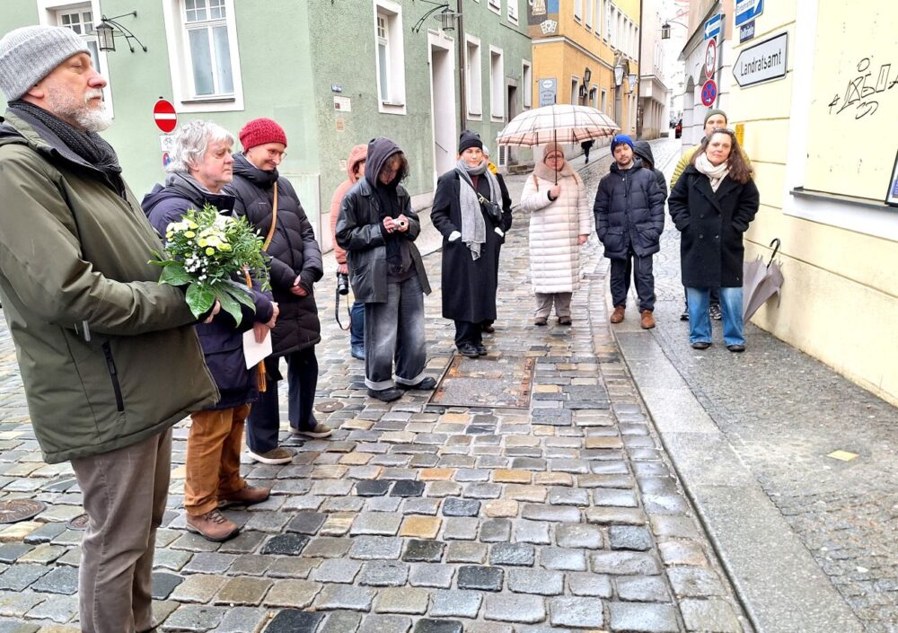 Teilnehmende an der Gedenkfeier Stolpersteinverlegung in Passau