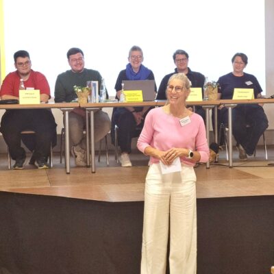 Bezirksrätin Renate Wasmeier vor der Bühne des Vorstands während ihrer Begrüßungsworte