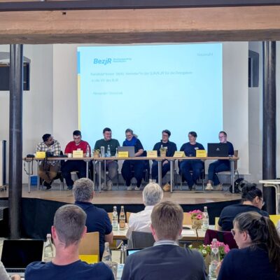 Kompletter Vorstand auf der Bühne der Vollversamlung.