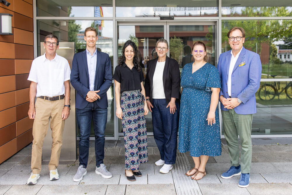 Im Bild v. l.: Bezirkskämmerer Winfried Amler, Uli Achatz, Referat Finanzangelegenheiten, Andrea Hentschel, Stefanie Denk und Petra Kohlhofer alle BezJR, und Bezirkstagsvizepräsident Dr. Thomas Pröckl
