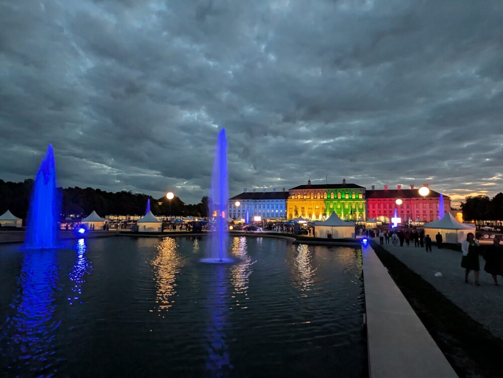 Bunt angeleuchtetes Schloß in Abenddämmerung
