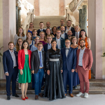 Gruppenbild der Teilnehmenden am Sommerempfang des Bayerischen Landtags. Auch dabei Philipp Seitz, Präsident des BJR